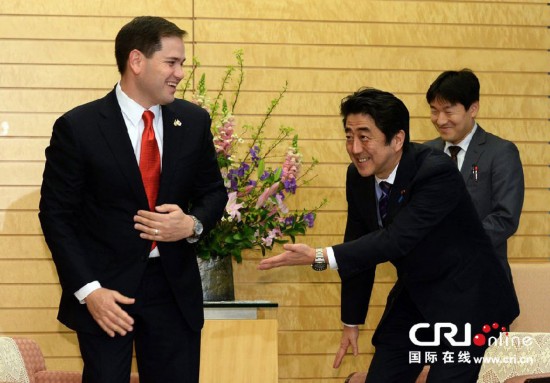 热情四溢！安倍小跑握手笑容征服全场！