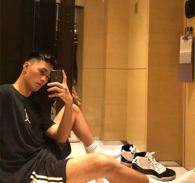 白袜帅哥篮球帅哥奴_白袜子篮球帅哥_黑袜子警察帅哥脚