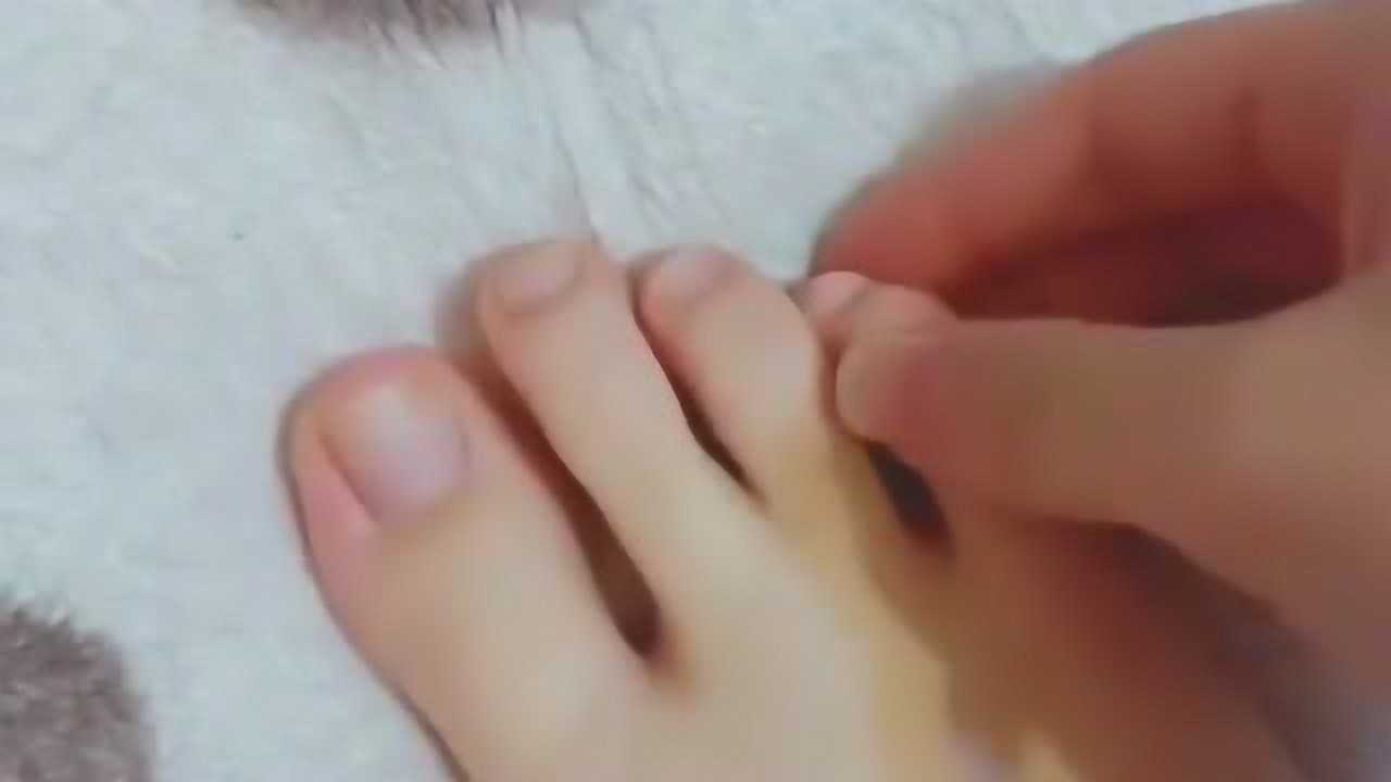 恋足者摸女生脚视频揭秘