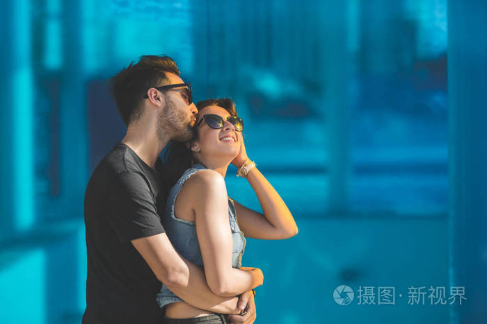 男友压倒我在床上接吻_男友接吻突然翻身压我_接吻时男朋友