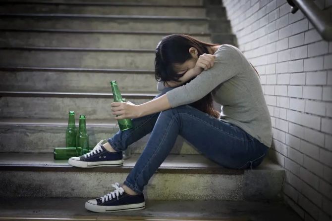 伴娘被灌醉性侵_灌醉朋友 性侵其妻_美女被灌醉遭性侵视频