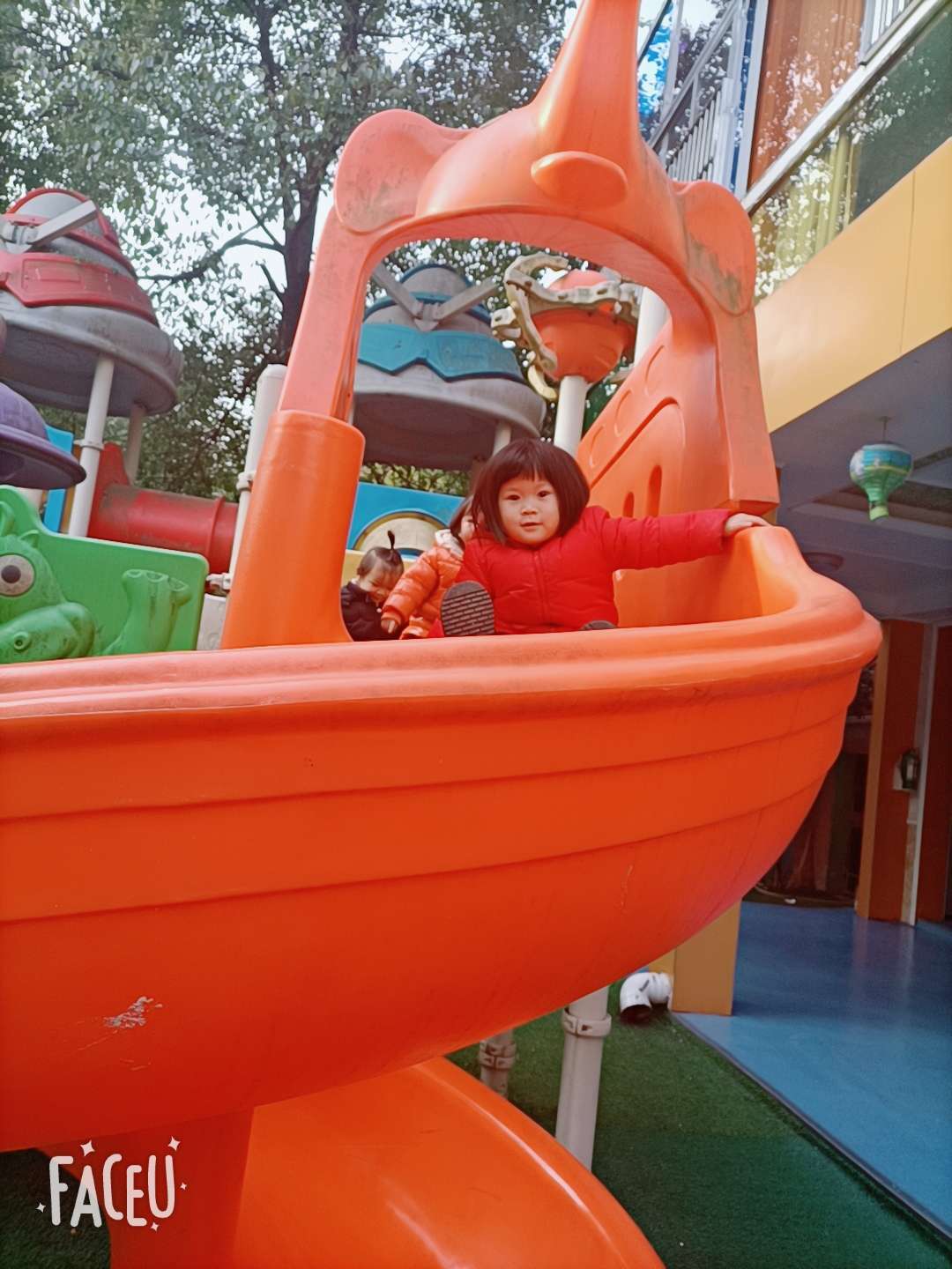 乐趣无穷！小孩玩滑梯视频，快来看！