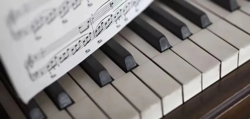 形容弹钢琴的人气质_形容男人弹钢琴_形容男孩弹钢琴时优雅的样子