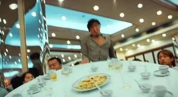 乌鸦掀桌子搞笑视频_乌鸦掀桌子的表情包gif_乌鸦掀桌子gif