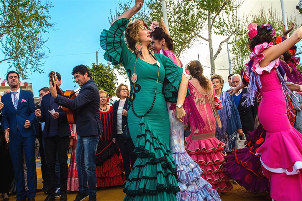 西班牙节日-西班牙狂欢：盛大游行、火焰晚会、传统庆典