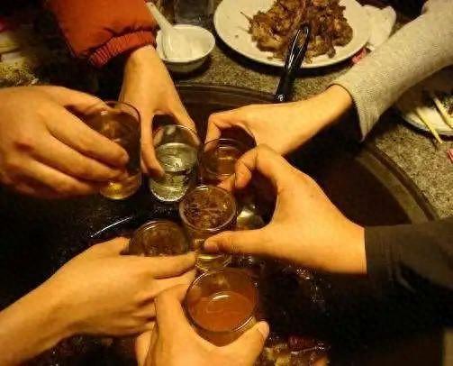 高二孩子天天玩手机打游戏-高二孩子沉迷手机游戏？家长的心酸与