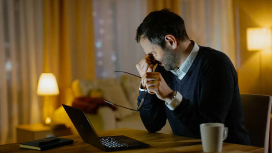 沉迷手机电脑打游戏的视频-揭秘手机电脑游戏的诱惑：眼睛疲劳V