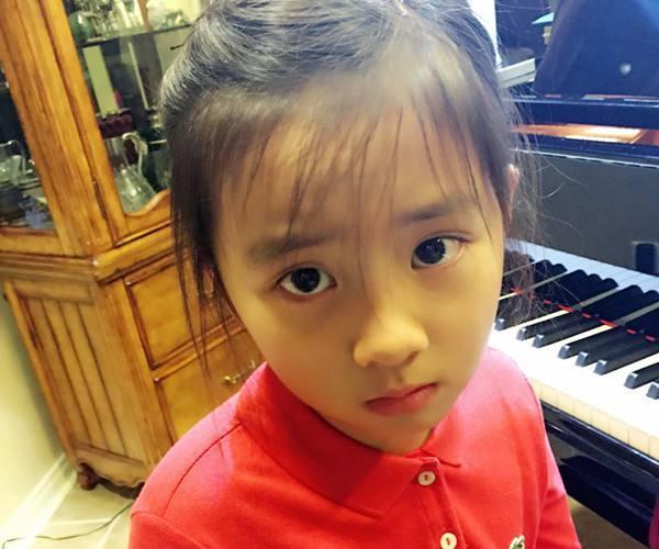 男孩拿打手机游戏视频_13岁男孩打游戏拿手机_男孩拿打手机游戏图片