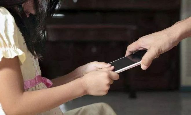 八岁宝宝玩手机游戏怎么办-八岁孩子沉迷手机游戏，家长如何正确