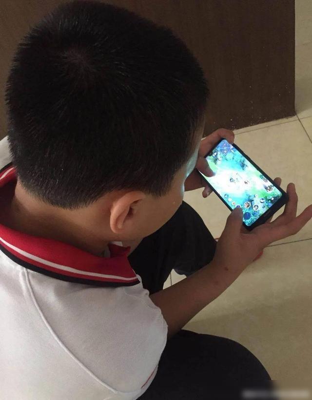 视频宝宝玩手机游戏叫什么_二岁半宝宝玩手机游戏视频_视频宝宝玩手机游戏